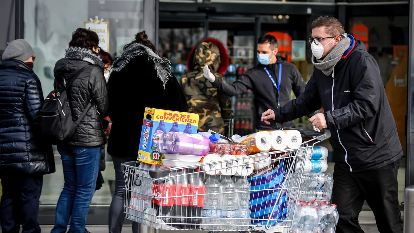 In einigen Orten Oberitaliens werden die Bürger nur noch vereinzelt in die Supermärkte vorgelassen, um die Ansteckungsgefahr zu verringern.