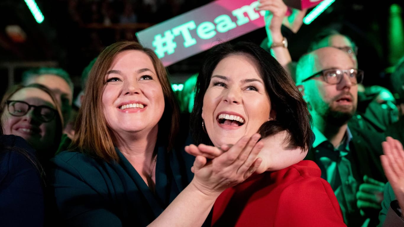 Die Grünen-Frontfrauen Katharina Fegebank und Annalena Baerbock feiern das Hamburger Wahlergebnis.