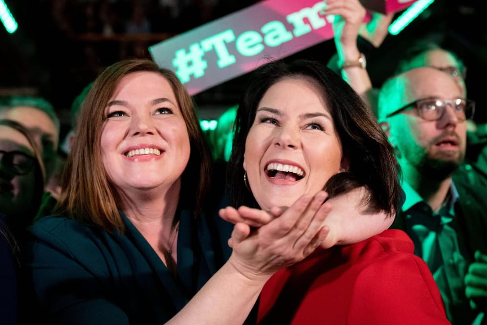 Die Grünen-Frontfrauen Katharina Fegebank und Annalena Baerbock feiern das Hamburger Wahlergebnis.
