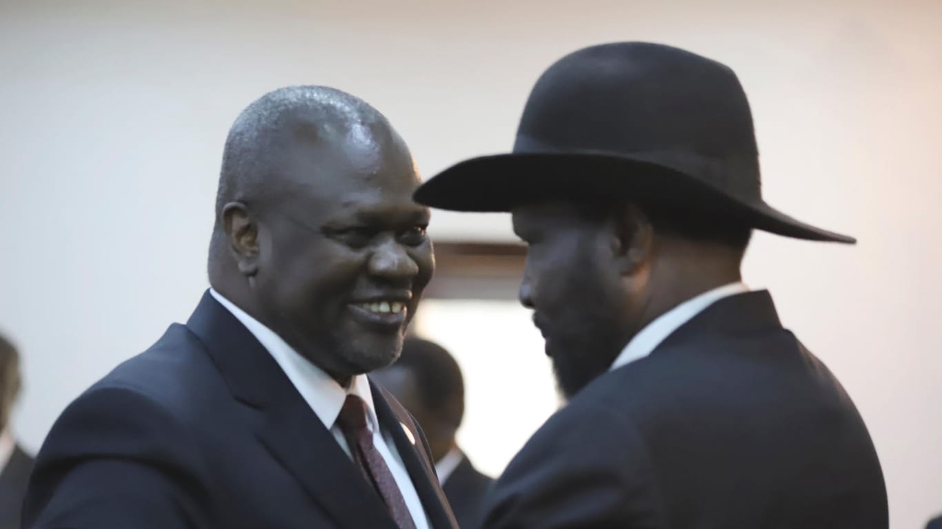 Oppositionsführer Riek Machar und Präsident Salva Kiir Mayardit bei der Vereidigung der Einheitsregierung.