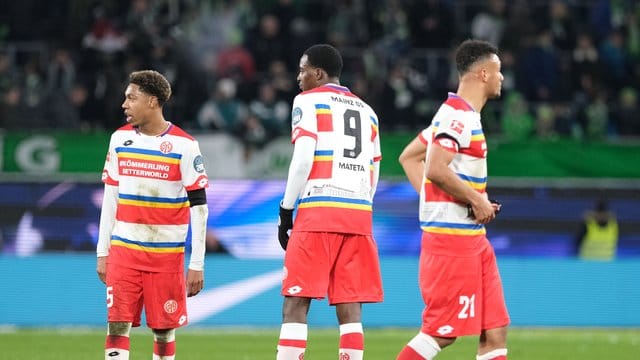 Getrübte Stimmung: Die Mainzer Jean-Paul Boetius (l-r), Jean-Philippe Mateta und Karim Onisiwo bleiben nach dem Schlusspfiff nach auf dem Spielfeld.