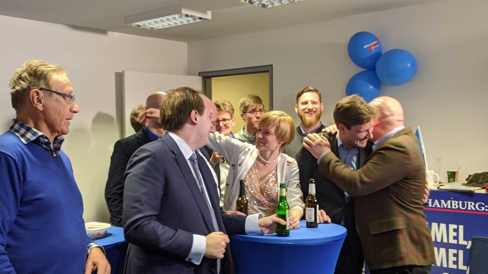 AfD-Kandidaten liegen sich in den Armen: Gegen Ende des Abends wird die Stimmung immer besser.