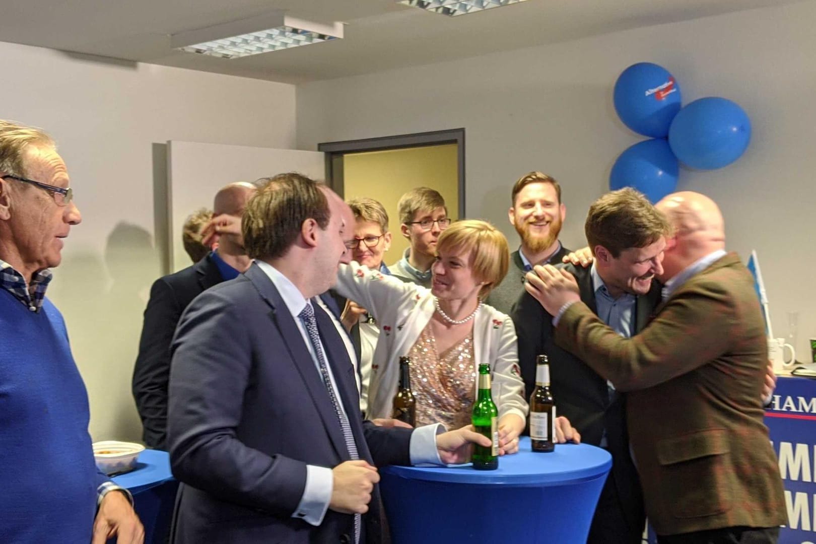 AfD-Kandidaten liegen sich in den Armen: Gegen Ende des Abends wird die Stimmung immer besser.