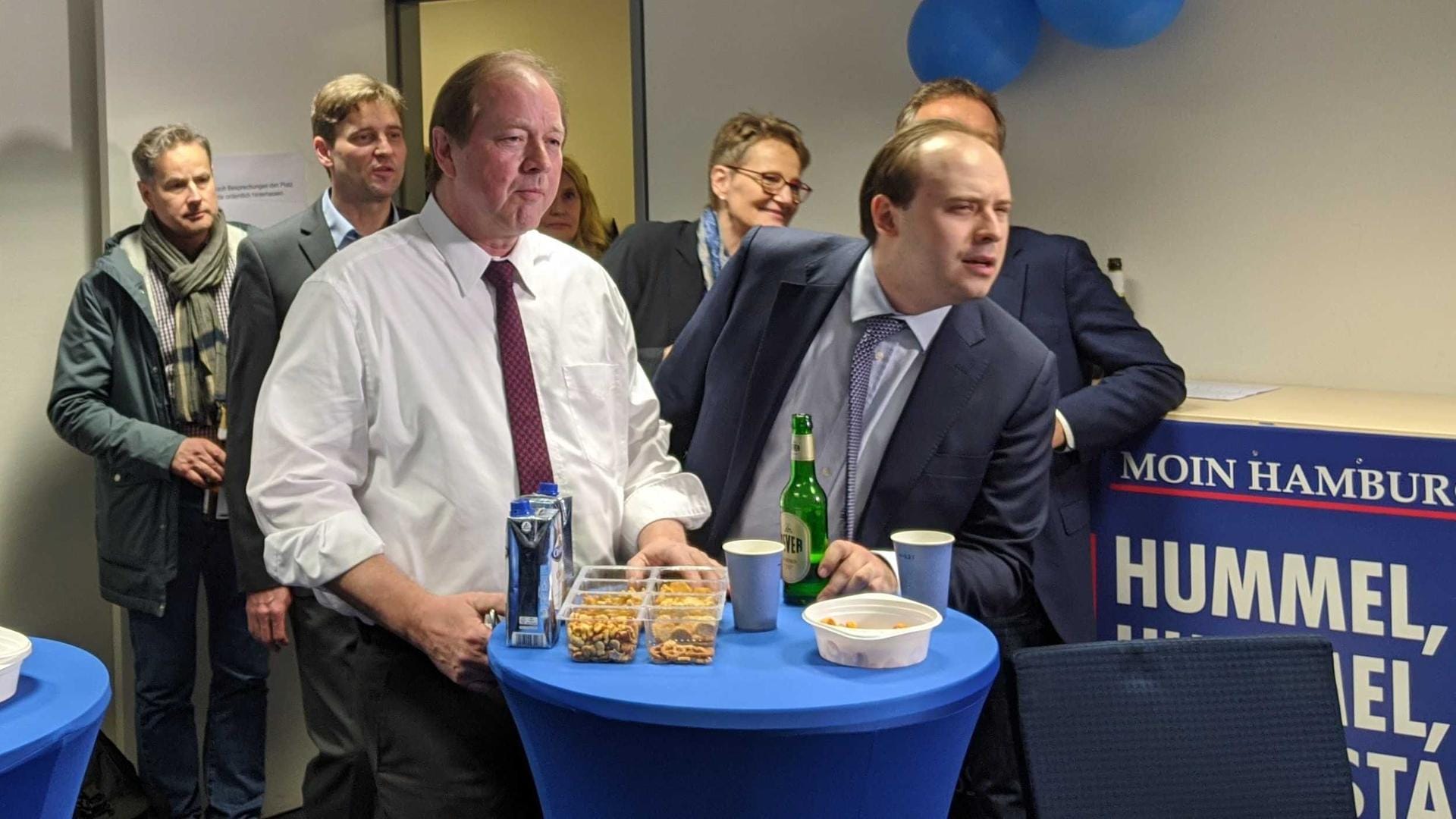 AfD-Wahlparty: Dirk Nockemann, Spitzenkandidat in Hamburg und Gründungsmitglied des Landesverbandes, mit Krzysztof Walczak, Kandidat in Hamburg.