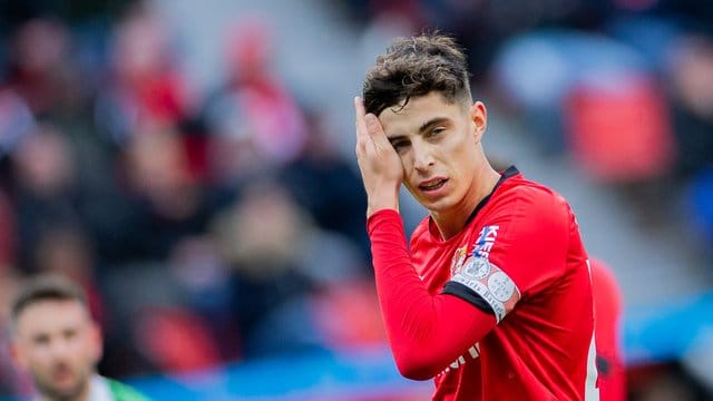 Kai Havertz trug in der Bundesliga-Partie gegen den FC Augsburg das erste Mal die Leverkusener Kapitänsbinde. Kai Havertz trug in der Bundesliga-Partie gegen den FC Augsburg das erste Mal die Leverkusener Kapitänsbinde.
