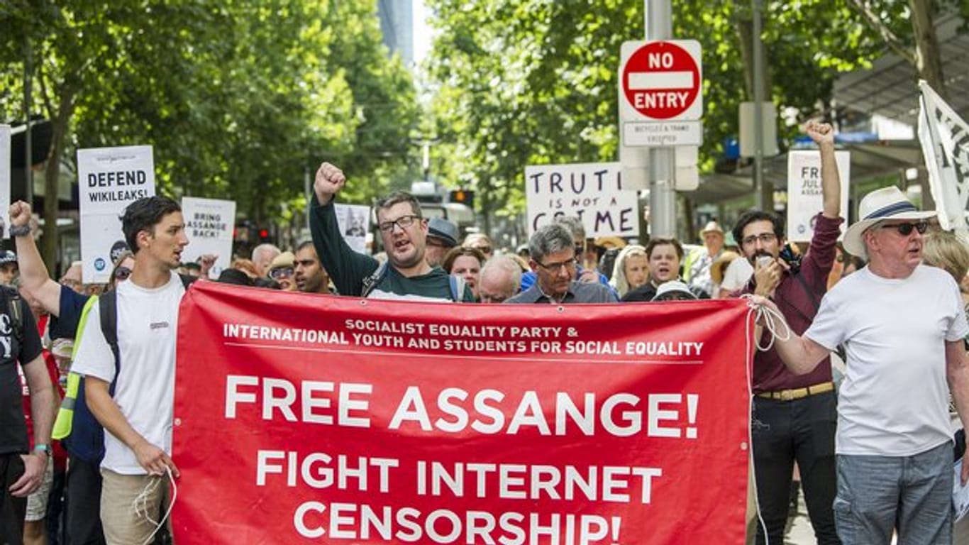 Anhänger des Wikileaks-Gründers Julian Assange demonstrieren in Melbourne gegen dessen Auslieferung an die USA.