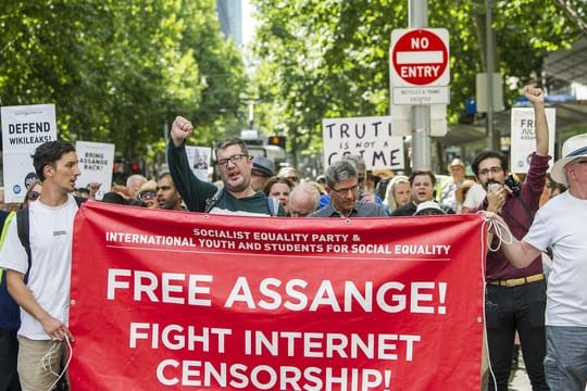 Anhänger des Wikileaks-Gründers Julian Assange demonstrieren in Melbourne gegen dessen Auslieferung an die USA.