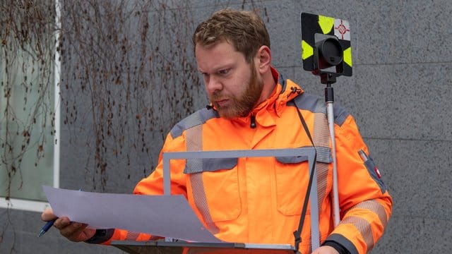 Vermessungstechniker müssen bei ihrer Arbeit präzise sein: Der Auszubildende Florian Schafrik prüft einen Vermessungsplan.