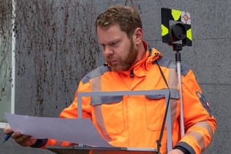 Vermessungstechniker müssen bei ihrer Arbeit präzise sein: Der Auszubildende Florian Schafrik prüft einen Vermessungsplan.