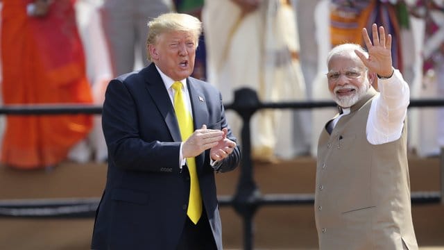 Der indische Premierminister Narendra Modi begrüßt US-Präsident Donald Trump in Ahmedabad. Der indische Premierminister Narendra Modi begrüßt US-Präsident Donald Trump in Ahmedabad.