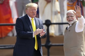 Der indische Premierminister Narendra Modi begrüßt US-Präsident Donald Trump in Ahmedabad.