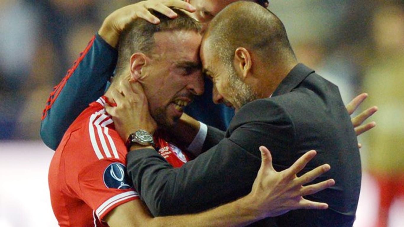 Münchens Franck Ribery bejubelt sein Tor zum 1:1 mit Trainer Pep Guardiola.