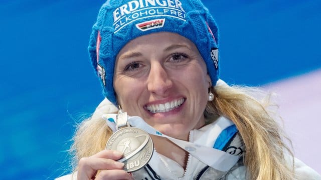 Vanessa Hinz zeigt während der Siegerehrung ihre Silbermedaille - und war eine der großen Überraschungen des deutschen Teams.