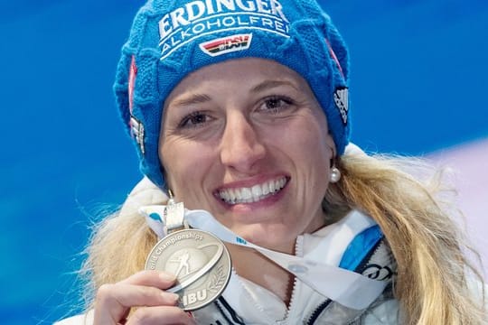 Vanessa Hinz zeigt während der Siegerehrung ihre Silbermedaille - und war eine der großen Überraschungen des deutschen Teams.