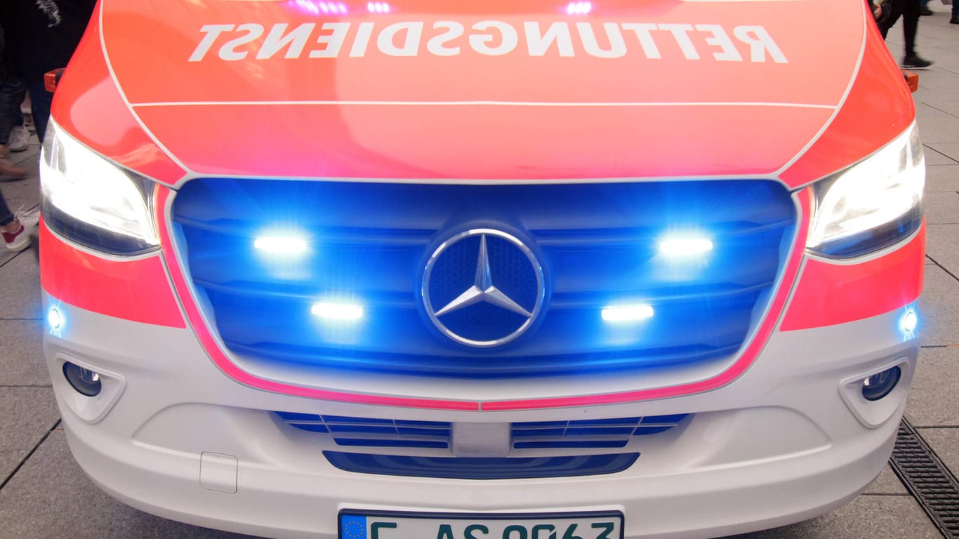 Rettungswagen (Symbolbild): Bei einem Frontalzusammenstoß in Mecklenburg-Vorpommern sind mehrere Menschen verletzt worden.