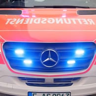 Rettungswagen (Symbolbild): Bei einem Frontalzusammenstoß in Mecklenburg-Vorpommern sind mehrere Menschen verletzt worden.