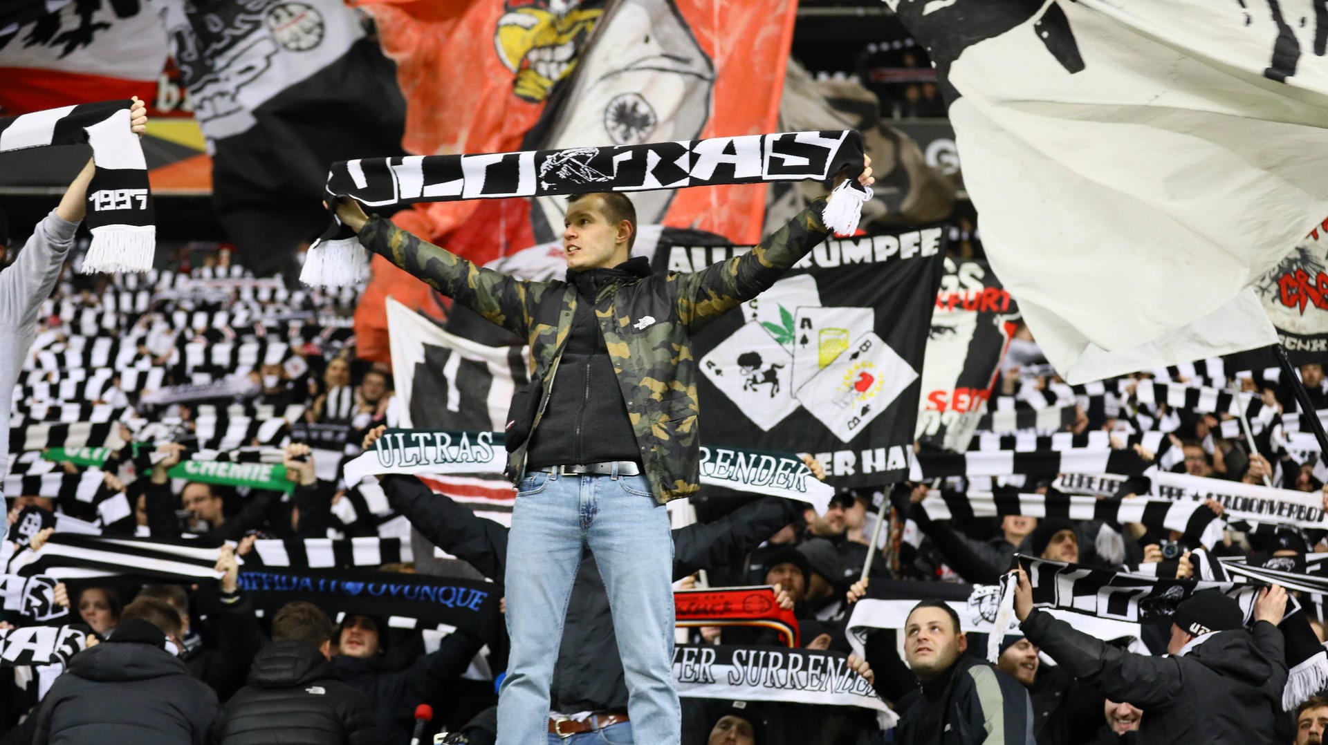 Siegesjubel der Fans von Eintracht Frankfurt nach dem 4:1 gegen RB Leipzig am vergangenen Donnerstag: Bei der Partie am Montag werden weit weniger Fans auf den Rängen sein.