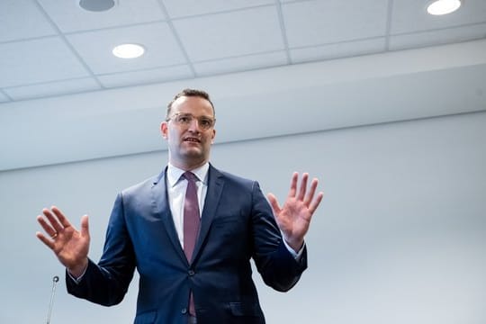 "Das Ergebnis muss uns alle ein Stück wachrütteln, dass es gerade um viel geht", sagt Spahn.