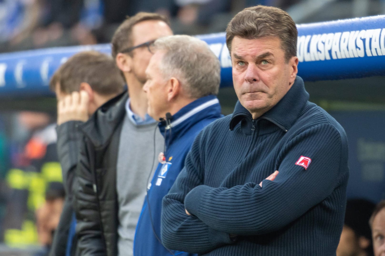 HSV-Trainer Dieter Hecking beim Spiel gegen St. Pauli: Die Pleite im Stadt-Derby verdaute er auf seine Art und Weise.