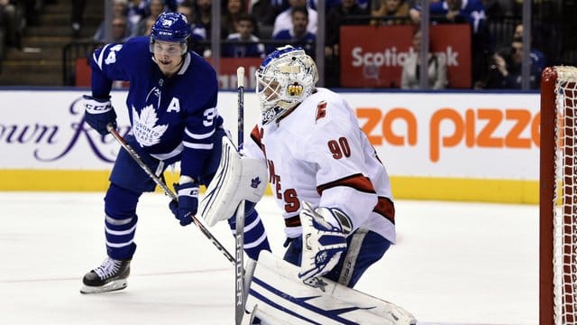 David Ayres sprang für die Carolina Hurricanes als Notfalltorwart ein. David Ayres sprang für die Carolina Hurricanes als Notfalltorwart ein.