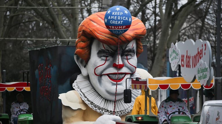 Ein Motivwagen, der Donald Trump zeigen soll, steht auf der Straße: In Köln ist der Rosenmontagszug das Highlight des Karnevals.