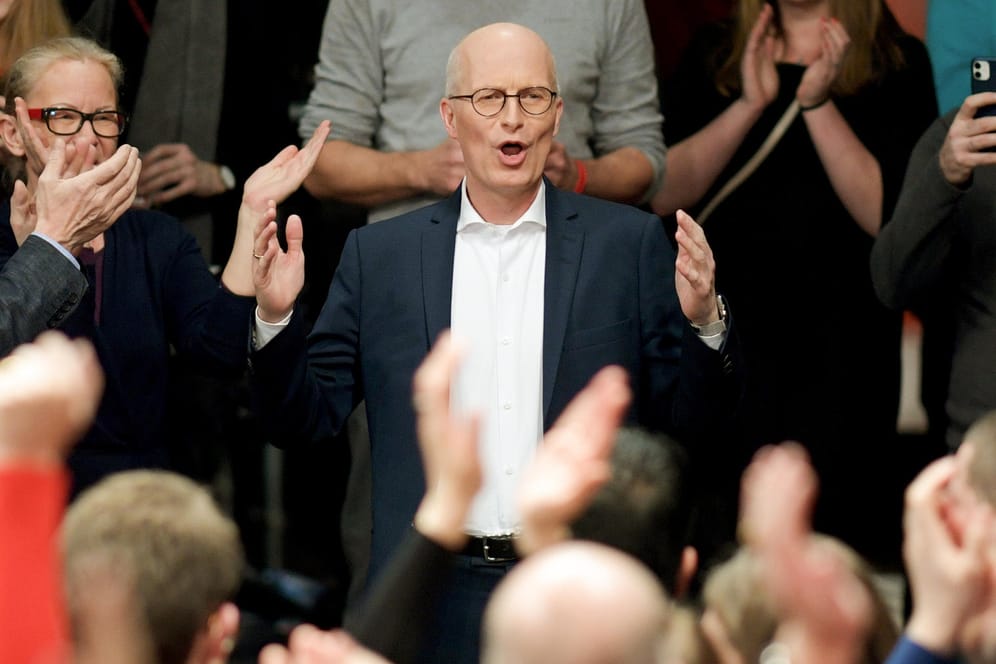 Er ist und bleibt Hamburgs Erster Bürgermeister: SPD Spitzenkandidat Peter Tschentscher jubelt auf der Wahlparty.