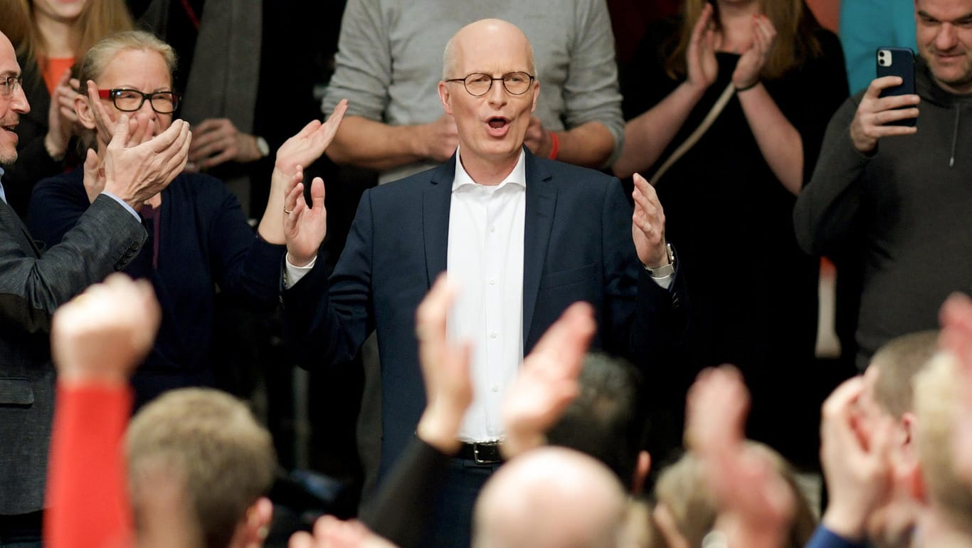 Er ist und bleibt Hamburgs Erster Bürgermeister: SPD Spitzenkandidat Peter Tschentscher jubelt auf der Wahlparty.