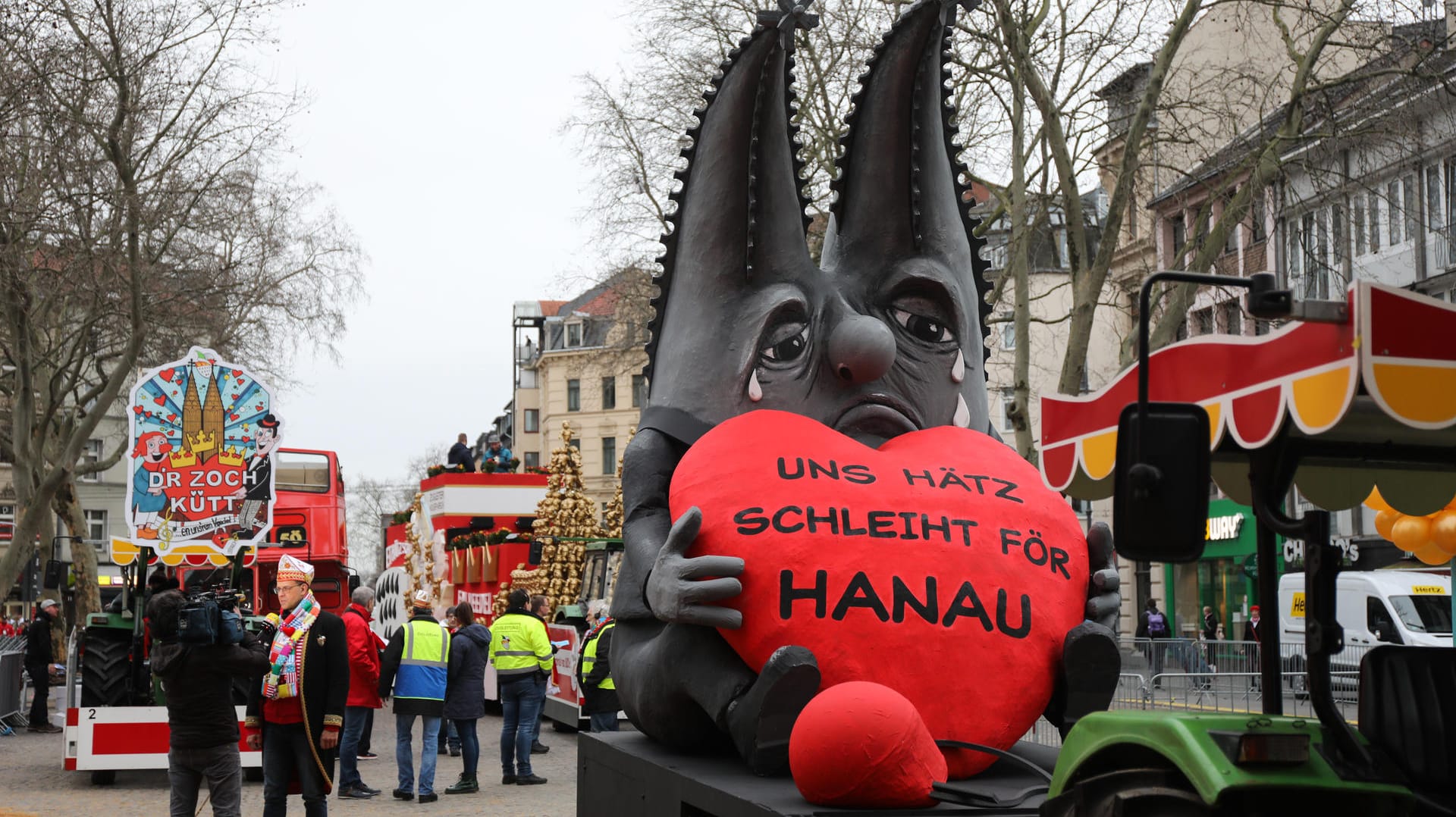 Der Motivwagen "Uns Hätz schleiht för Hanau" zum Anschlag von Hanau steht auf der Straße vor dem Rosenmontagszug: Mit den Rosenmontagszügen erreicht der rheinische Straßenkarneval seinen Höhepunkt.