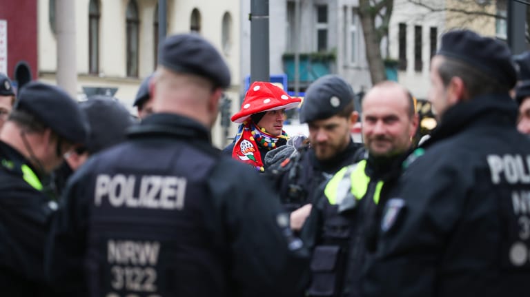 Polizisten sichern den Ablauf des Rosenmontagszugs: Er ist das Highlight des Straßenkarnevals in Köln.