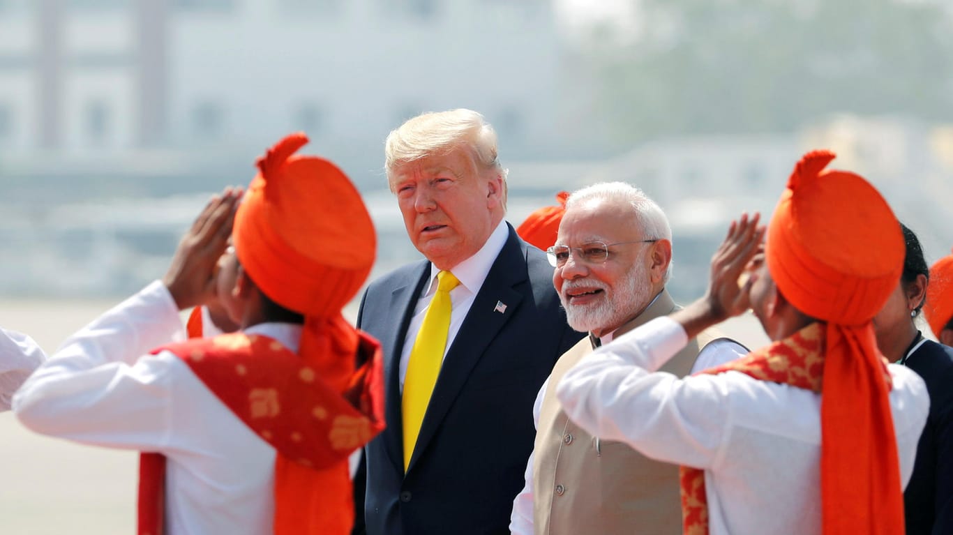 Donald Trump wird von Narendra Modi empfangen: Der US-Präsident kam in Ahmedabad an, danach geht es weiter nach Agra und Neu Delhi.