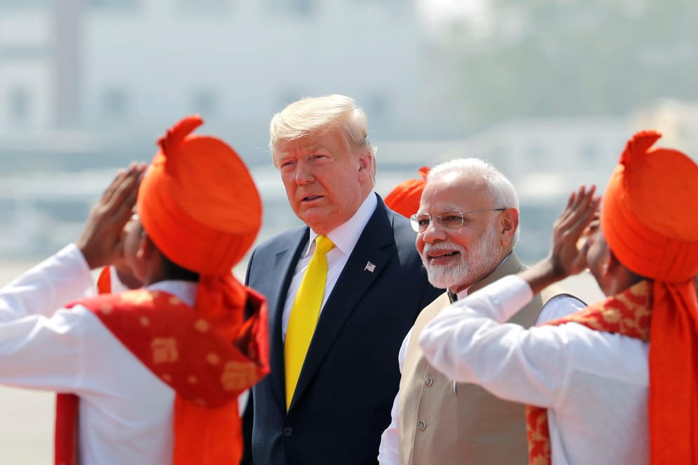 Donald Trump wird von Narendra Modi empfangen: Der US-Präsident kam in Ahmedabad an, danach geht es weiter nach Agra und Neu Delhi.