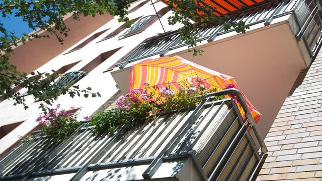 Wohnungseigentümer sollten einen Blick in die Gemeinschaftsordnung werfen, bevor sie ihren Balkon gestalten.