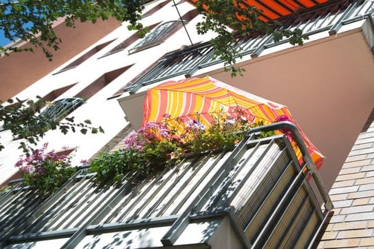 Wohnungseigentümer sollten einen Blick in die Gemeinschaftsordnung werfen, bevor sie ihren Balkon gestalten.