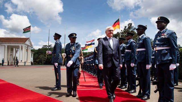 Bundespräsident Frank-Walter Steinmeier wird am Amtssitz des Präsidenten von Kenia mit militärischen Ehren begrüßt. Bundespräsident Frank-Walter Steinmeier wird am Amtssitz des Präsidenten von Kenia mit militärischen Ehren begrüßt.