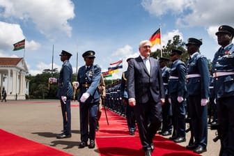 Bundespräsident Frank-Walter Steinmeier wird am Amtssitz des Präsidenten von Kenia mit militärischen Ehren begrüßt.