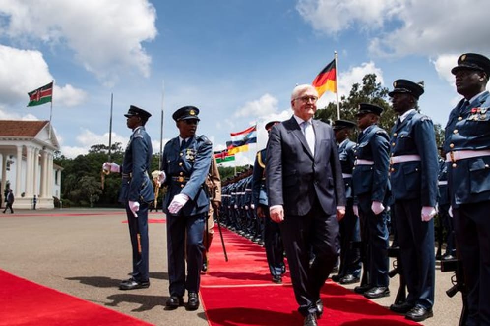 Bundespräsident Frank-Walter Steinmeier wird am Amtssitz des Präsidenten von Kenia mit militärischen Ehren begrüßt.