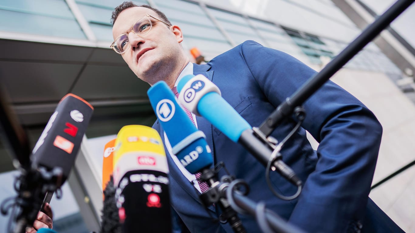 Bundesgesundheitsminister Jens Spahn (CDU) vor dem Konrad-Adenauer-Haus in Berlin: Die CDU will auf einem Sonderparteitag am 25. April oder am 9. Mai einen neuen Vorsitzenden wählen, das berichtet die Deutsche Presseagentur mit Verweis auf Parteikreise.