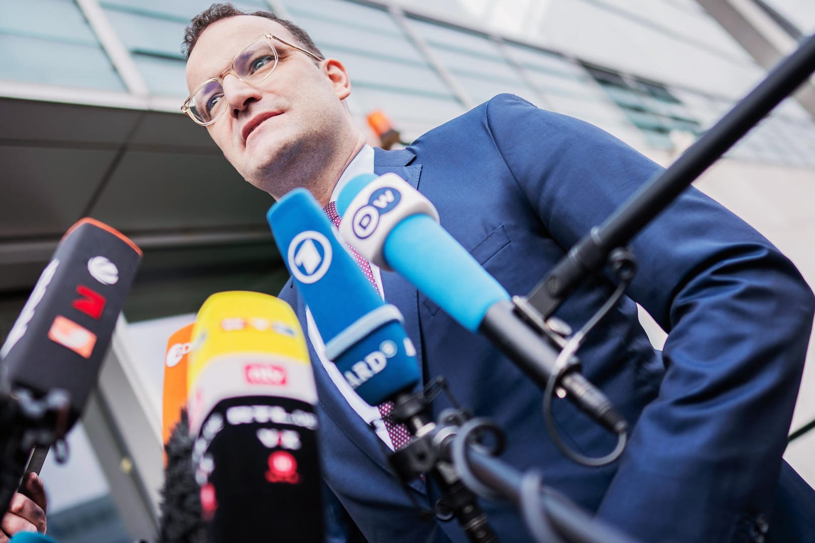 Bundesgesundheitsminister Jens Spahn (CDU) vor dem Konrad-Adenauer-Haus in Berlin: Die CDU will auf einem Sonderparteitag am 25. April oder am 9. Mai einen neuen Vorsitzenden wählen, das berichtet die Deutsche Presseagentur mit Verweis auf Parteikreise.