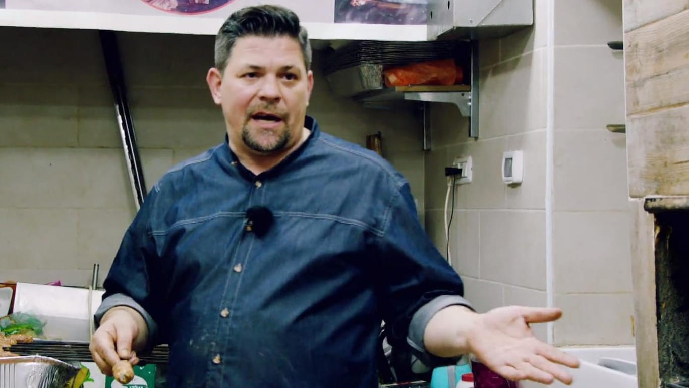 In der aktuellen Folge von "Kitchen Impossible" gerät Tim Mälzer mit dem Originalkoch in Streit.