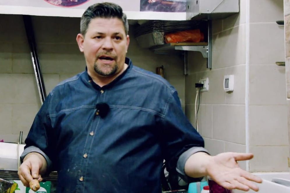 In der aktuellen Folge von "Kitchen Impossible" gerät Tim Mälzer mit dem Originalkoch in Streit.