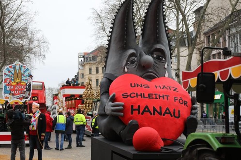 Trauer im Karneval: Motivwagen zum Anschlag von Hanau vor dem Rosenmontagszug in Köln.