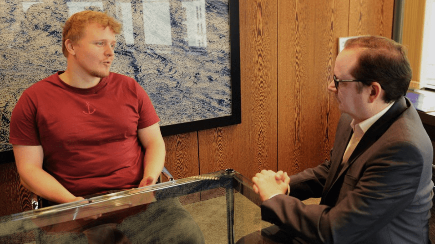 Gerrit Höckmann (l.) im Gespräch mit Essens Oberbürgermeister Thomas Kufen: Der 27-Jährige hat einen Angreifer überwältigt. Gerrit Höckmann (l.) im Gespräch mit Essens Oberbürgermeister Thomas Kufen: Der 27-Jährige hat einen Angreifer überwältigt.