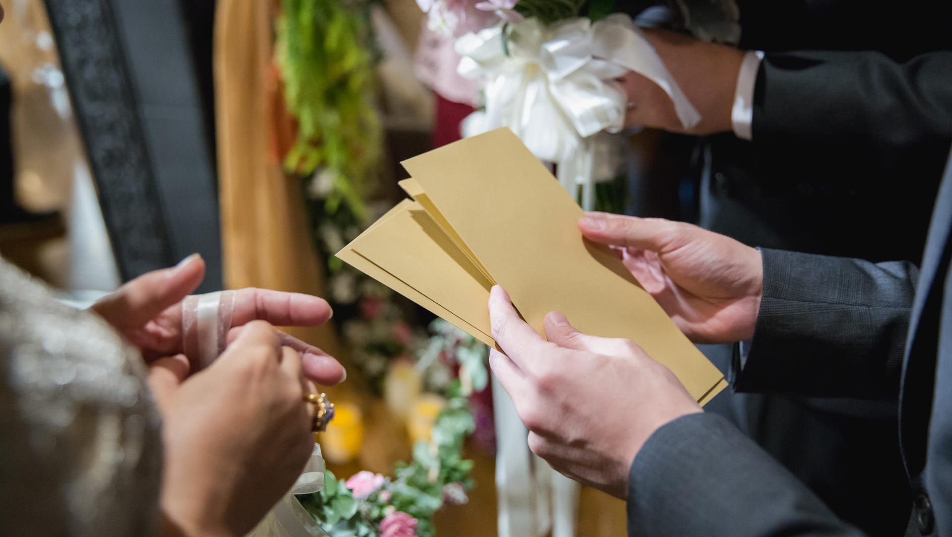 Scheinehen: Nach der verkuppelten Hochzeit gehen die beiden Frischvermählten schnell getrennte Wege.