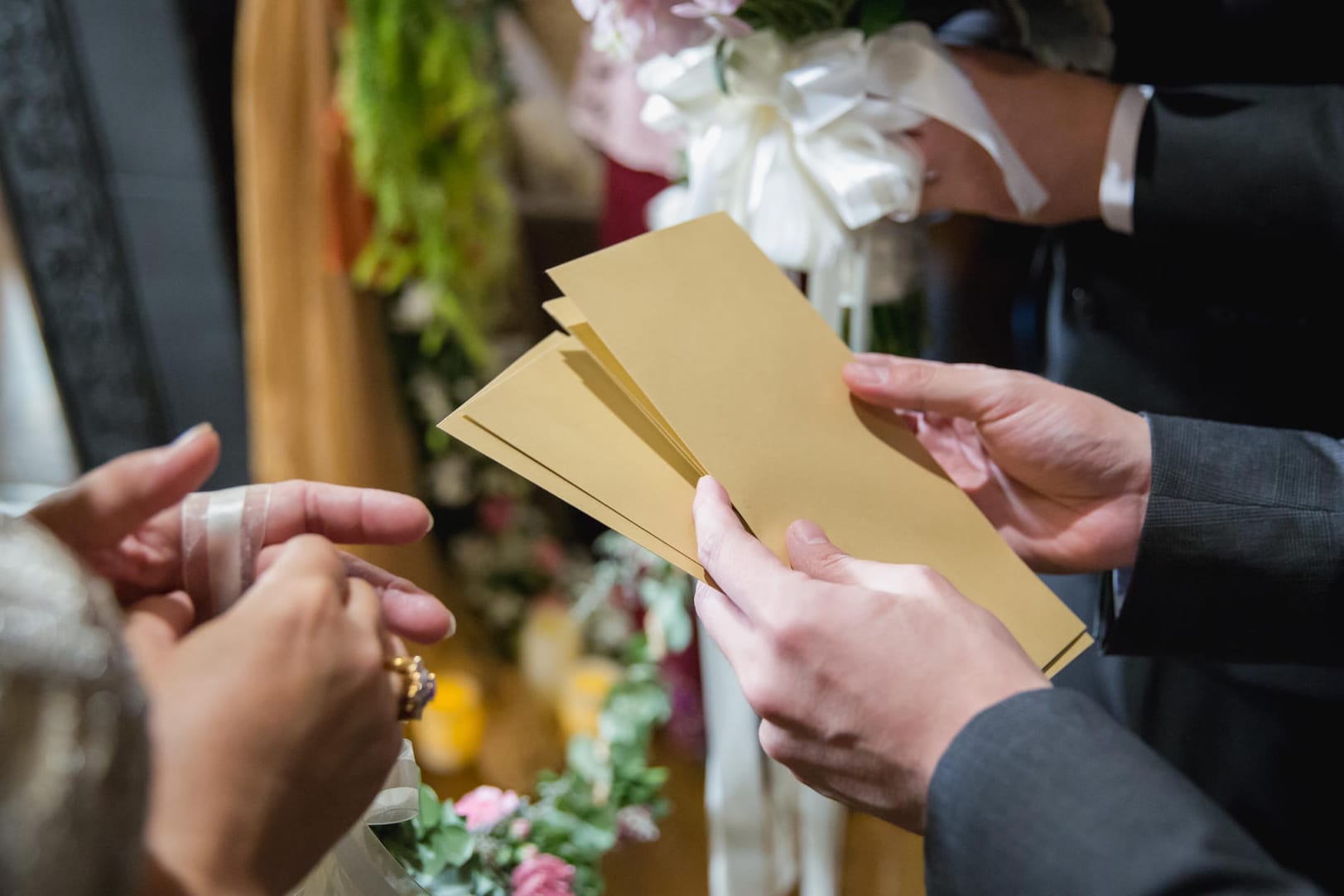 Scheinehen: Nach der verkuppelten Hochzeit gehen die beiden Frischvermählten schnell getrennte Wege.