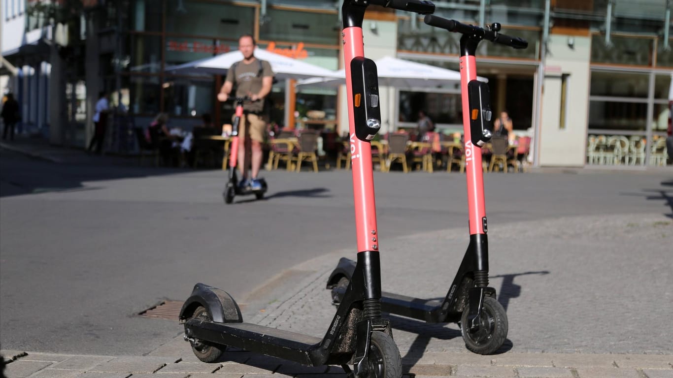 E-Scooter in der Erfurter Innenstadt: Die Roller des schwedischen Anbieters "Voi" werden künftig nicht mehr im Stadtbild zu sehen sein.