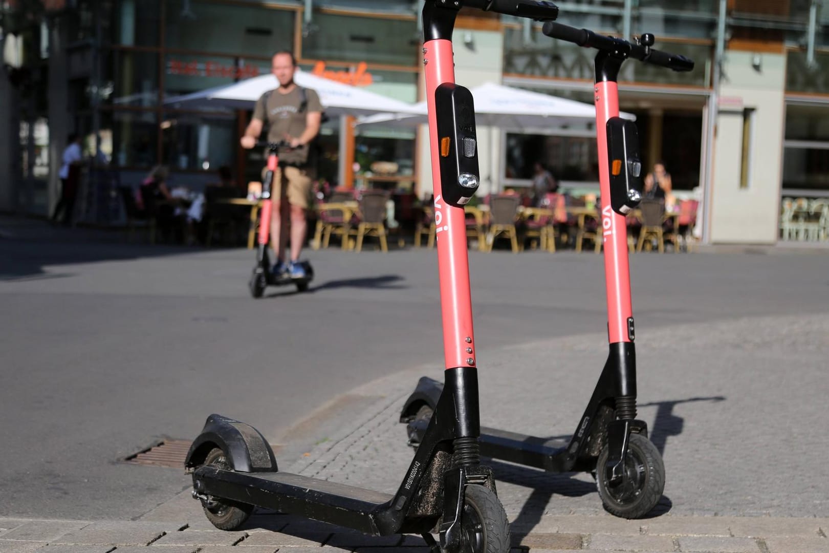 E-Scooter in der Erfurter Innenstadt: Die Roller des schwedischen Anbieters "Voi" werden künftig nicht mehr im Stadtbild zu sehen sein.