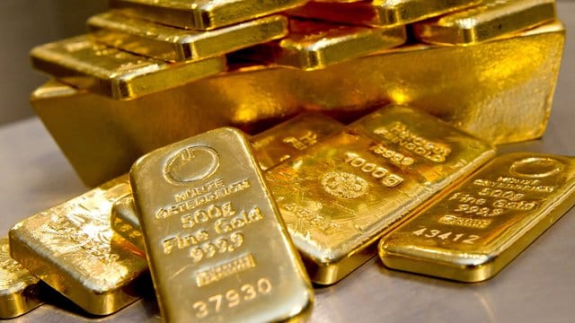 Der Goldpreis erreicht einen neuen Höchststand: Jüngst wurden für eine Feinunze (etwa 31,1 Gramm) knapp 1700 US-Dollar gezahlt. Der Goldpreis erreicht einen neuen Höchststand: Jüngst wurden für eine Feinunze (etwa 31,1 Gramm) knapp 1700 US-Dollar gezahlt.