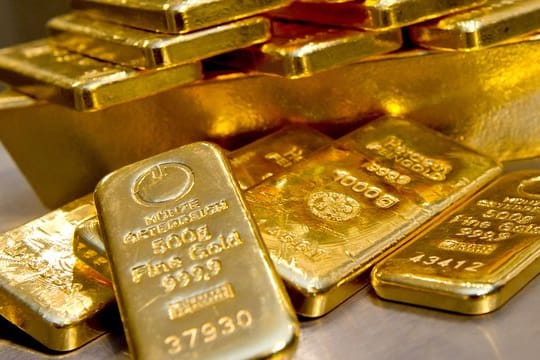 Der Goldpreis erreicht einen neuen Höchststand: Jüngst wurden für eine Feinunze (etwa 31,1 Gramm) knapp 1700 US-Dollar gezahlt. Der Goldpreis erreicht einen neuen Höchststand: Jüngst wurden für eine Feinunze (etwa 31,1 Gramm) knapp 1700 US-Dollar gezahlt.