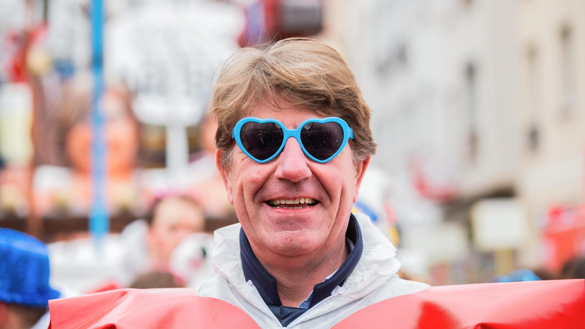 Marc Boersch, Deutschlandchef von Nestlé, nimmt am Rosenmontagsumzug in Mainz teil: In der Darstellung auf dem Motivwagen fühle er sich gut getroffen.