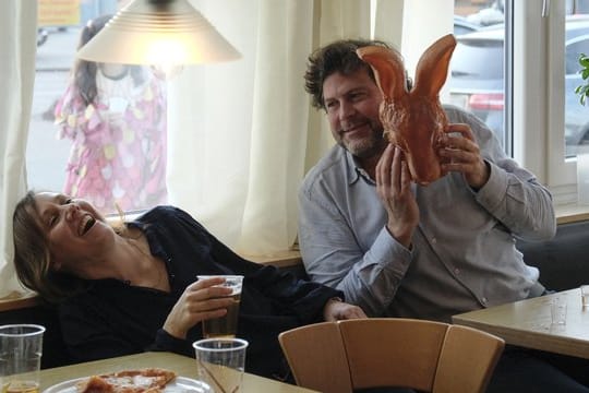 Die Ermittler Franziska Tobler (Eva Löbau) und Friedemann Berg (Hans-Jochen Wagner) lassen sich durch die tollen Tage treiben.